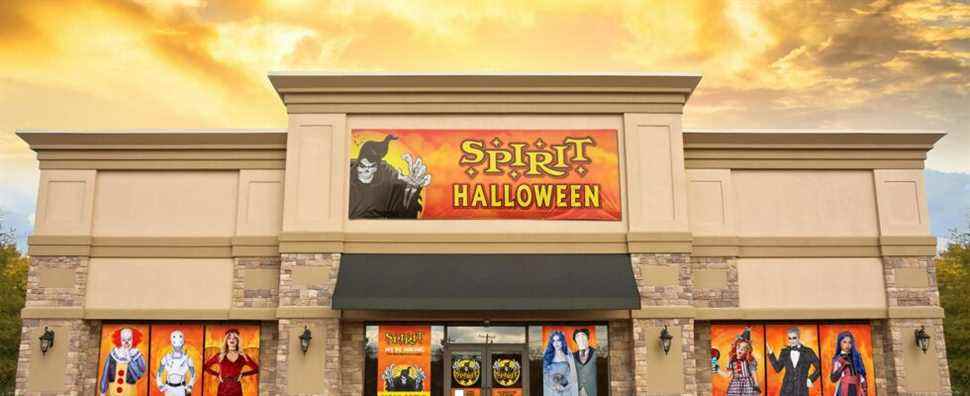 Spirit Halloween devient un film avec Christopher Lloyd et Rachael Leigh Cook
