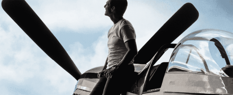Tom Cruise with his Plane in Top Gun Maverick