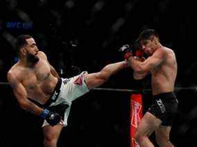 Belal Muhammad des États-Unis se bat contre Vicente Luque du Brésil dans leur combat poids welter lors de l'événement UFC 205 au Madison Square Garden le 12 novembre 2016 à New York.