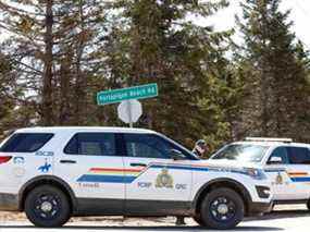 La Gendarmerie royale du Canada (GRC) bloque l'entrée de Portapique Beach Road après avoir terminé sa recherche de Gabriel Wortman, qu'elle décrit comme un tireur de plusieurs victimes, à Portapique, N.-É., le 19 avril 2020.