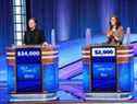 Mattea Roach à gauche) continue de marquer l'histoire.  Jeopardy, 23 ans !  La candidate continue de gagner et la victoire de vendredi a porté ses gains totaux à 320 081 $ (US), un record pour une Canadienne.