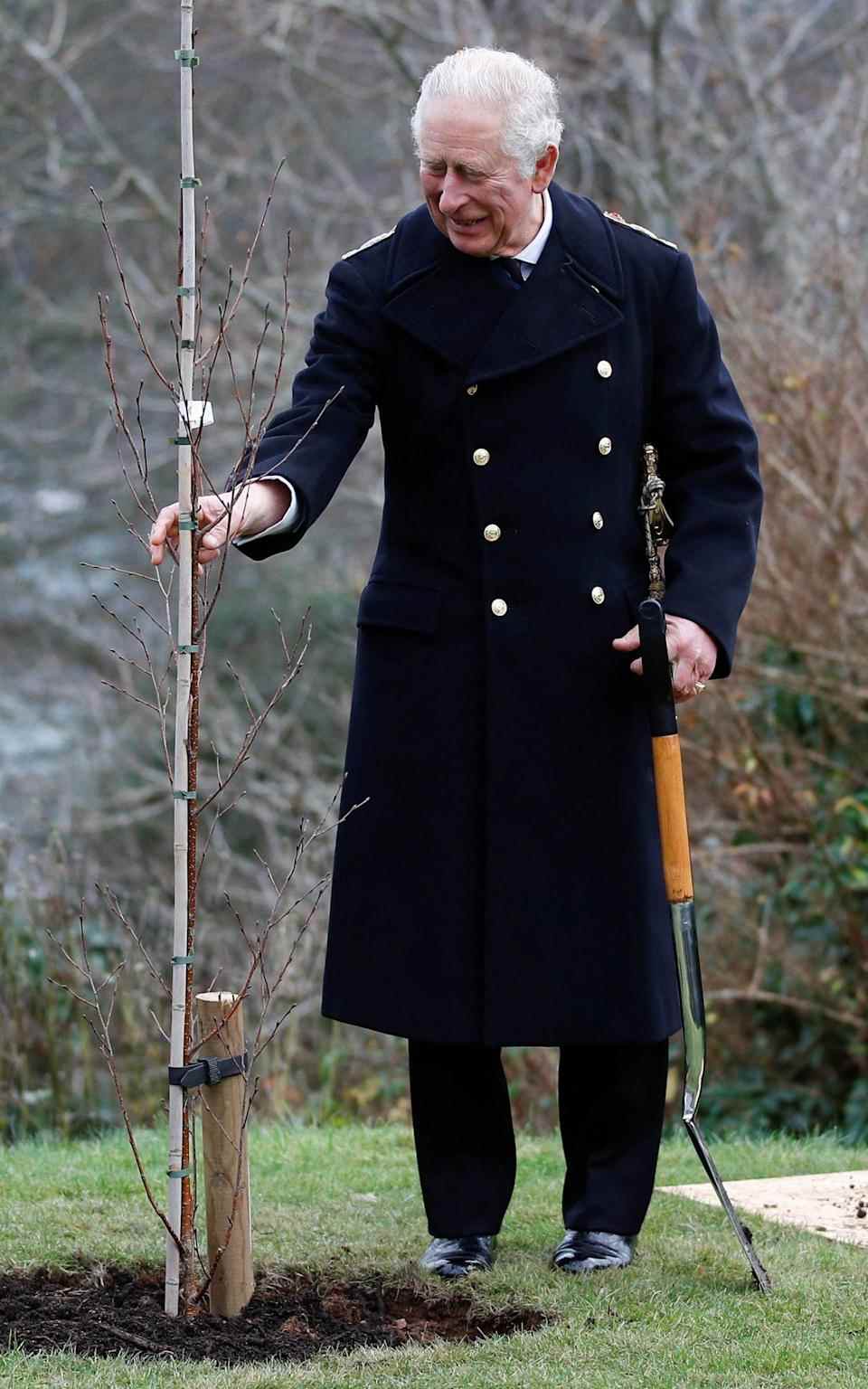 Le prince de Galles plante un arbre après avoir présidé les divisions du Lord High Admiral au Britannia Royal Naval College de Dartmouth – Peter Nicholls / PA Wire