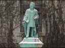 Dossier: Une statue d'Egerton Ryerson, fondateur du système scolaire de l'Ontario avec des graffitis de protestation indiquant 