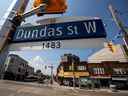 Un panneau de la rue Dundas Ouest est photographié à Toronto, le 10 juin.