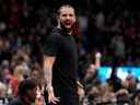 Drake réagit à un appel grossier lors des éliminatoires du premier tour de la NBA entre les Raptors et les 76ers à Toronto, le mercredi 20 avril 2022.