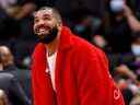 Drake assiste à un match de pré-saison de la NBA entre les Raptors de Toronto et les Rockets de Houston à la Scotiabank Arena le 11 octobre 2021 à Toronto, au Canada.