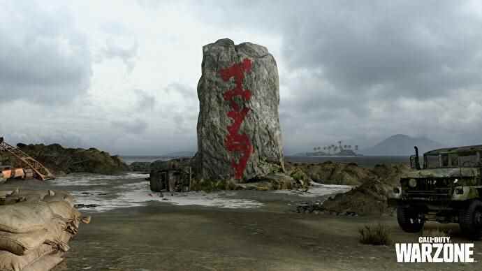 Un étrange monolithe sur les plages du lagon.  Situé dans Warzone Pacific.