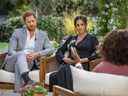 Le prince britannique Harry et son épouse, Meghan Markle, s'entretiennent avec Oprah Winfrey dans une interview diffusée en Amérique du Nord le 7 mars 2021.