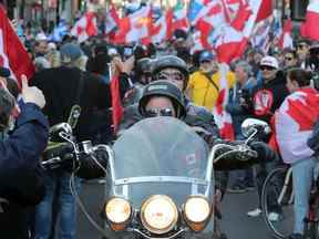 Vendredi, les participants et partisans du convoi « Rolling Thunder » au centre-ville d'Ottawa.
