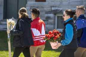 Les cadets portent des fleurs au Collège militaire royal de Kingston, en Ontario, le vendredi 29 avril 2022. LA PRESSE CANADIENNE/Lars Hagberg