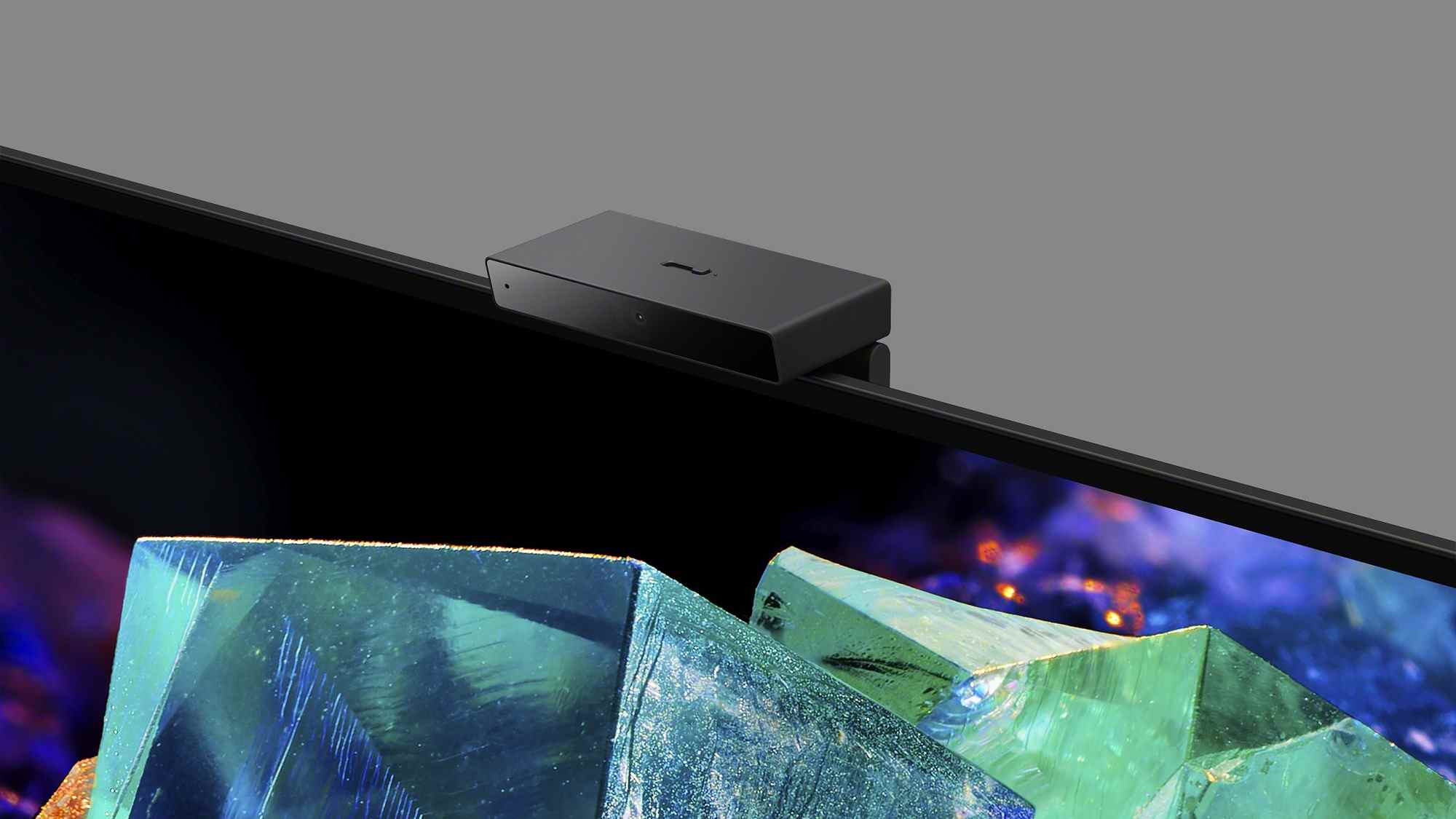Image en gros plan de Sony Bravia Cam au sommet du téléviseur A95K QD-OLED.