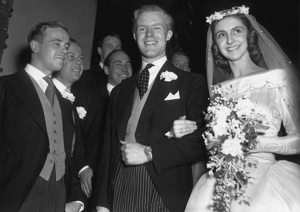 Jane et Jocelyn Stevens le jour de leur mariage en 1956 à l'église St Holy Trinity, Brompton - Reg Birkett/Keystone/Getty Images