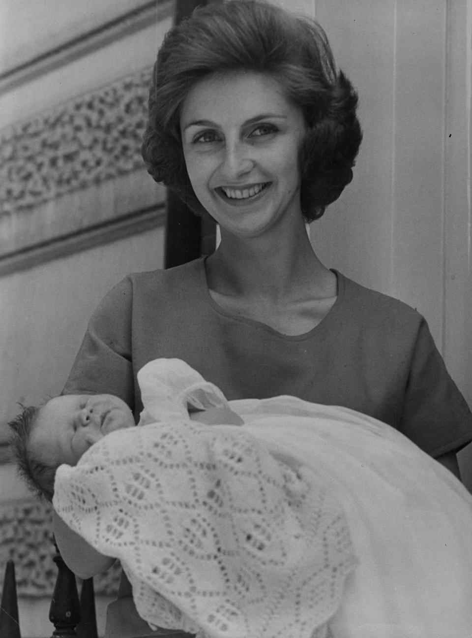 Avec sa fille Pandora, âgée de sept jours, en 1959 - ANL/Shutterstock