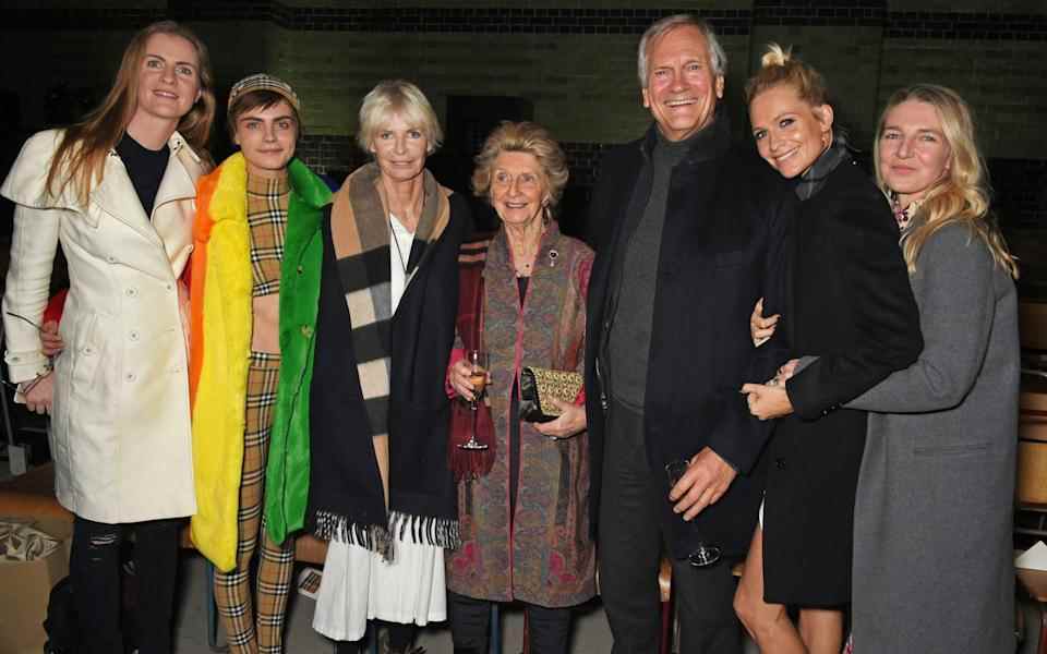 Jane Stevens, au centre, à la Fashion Week de Londres en 2018 avec, de gauche à droite, Chloe, Cara, Pandora, Charles et Poppy Delevingne et Melinda Stevens - Dave Benett/Getty Images pour Burberry