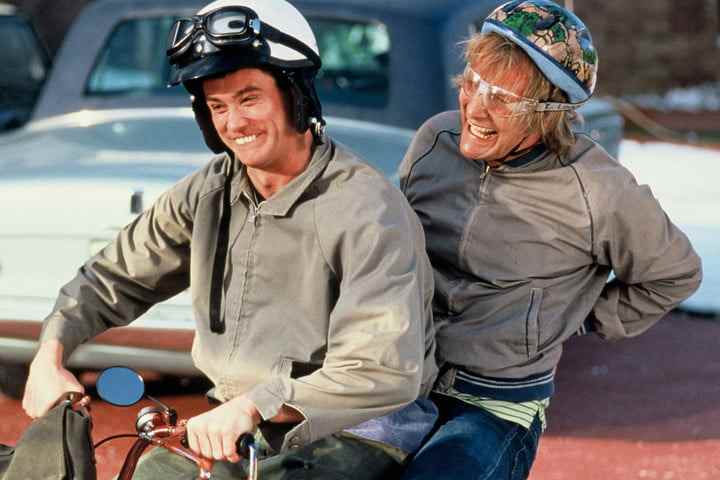 Dumber et Dumber conduisent une motoneige. 