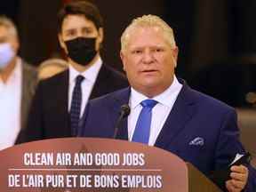 Sous les yeux du premier ministre Justin Trudeau, le premier ministre de l'Ontario, Doug Ford, prend la parole lors de la conférence de presse de lundi à Windsor, où Stellantis a annoncé un investissement de 3,6 milliards de dollars pour rééquiper les installations de l'entreprise automobile à Windsor et Brampton.