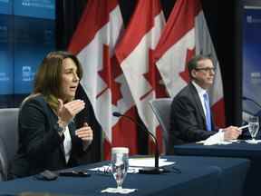 Carolyn Rogers, première sous-gouverneure de la Banque du Canada, avec le gouverneur Tiff Macklem lors d'une conférence de presse à Ottawa.