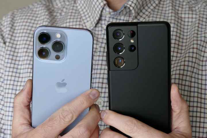 L'iPhone 13 Pro et le Galaxy S21 Ultra tenus en main.
