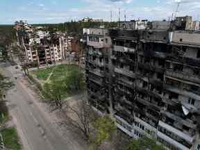 Une vue montre des immeubles d'appartements détruits lors de l'invasion russe de l'Ukraine dans la ville d'Irpin, à l'extérieur de Kiev, en Ukraine, le 29 avril 2022.