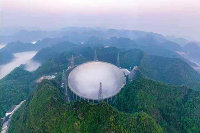Le nouveau télescope FAST en Chine est le plus grand radiotélescope jamais construit et sera utilisé pour envoyer un message vers le centre de la galaxie.