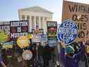 Des manifestants se rassemblent devant la Cour suprême des États-Unis alors que les juges entendent les arguments dans Dobbs contre Jackson Women's Health, une affaire concernant une loi du Mississippi qui interdit la plupart des avortements après 15 semaines, le 1er décembre 2021 à Washington, DC