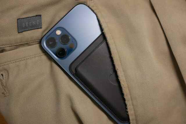 L'étui portefeuille en cuir d'Apple est disponible en cinq couleurs différentes et se fixe facilement à votre iPhone ou à un étui compatible MagSafe.