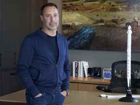 L'homme d'affaires canadien Mark Pathy dans son bureau avec un modèle du vaisseau spatial SpaceX à Montréal.