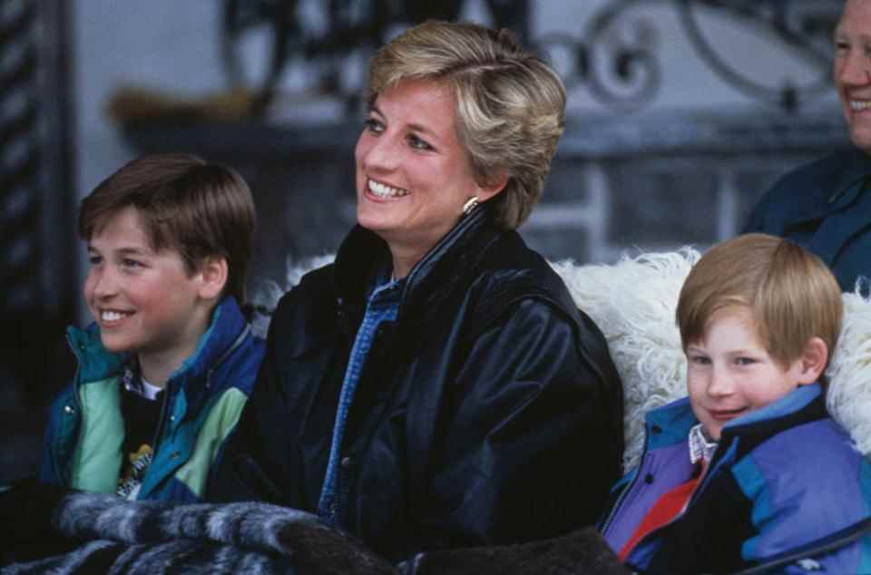 Le prince William photographié avec sa défunte mère et son frère, le prince Harry, en mars 1993. (Photo de Jayne Fincher/Princess Diana Archive/Getty Images)
