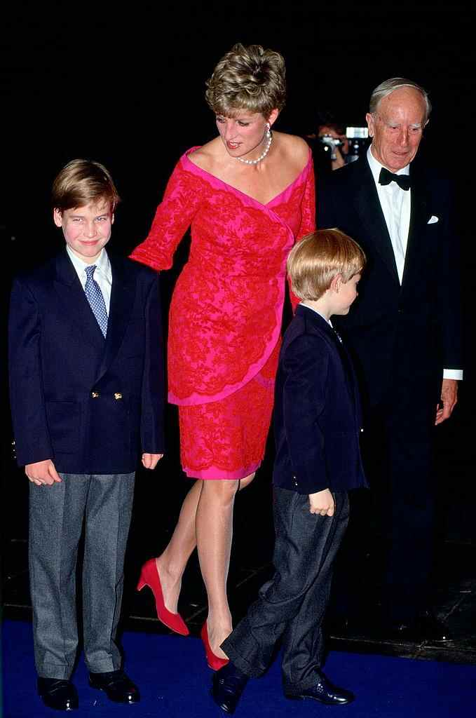 Le prince William avait le même sourire effronté de la princesse Charlotte lorsqu'il était enfant, photographié avec sa mère et son frère en 1991. (Photo de Tim Graham Photo Library via Getty Images)