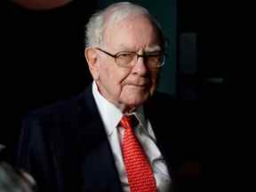 Warren Buffett décharge maintenant les actions bancaires et d'investissement et prend de nouvelles participations de plusieurs milliards dans des sociétés informatiques et des actions énergétiques.