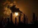 CP-Web.  Une torche éclaire le ciel de la raffinerie Imperial Oil à Edmonton Alta, le vendredi 28 décembre 2018. La promesse du Canada de produire un inventaire de ses subventions aux combustibles fossiles dans le cadre d'un examen conjoint par les pairs avec l'Argentine semble être en retard et ne peut pas fournir des résultats jusqu'en 2021, selon un défenseur de l'environnement.  LA PRESSE CANADIENNE/Jason Franson ORG XMIT : CPT50629503