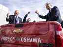 Le premier ministre de l'Ontario, Doug Ford, à gauche, le président sortant de General Motors Canada, Scott Bell, et le ministre fédéral de l'Innovation, des Sciences et de l'Industrie, François-Philippe Champagne, à droite, sont assis à l'arrière d'une camionnette à l'usine d'Oshawa de GM Canada lundi.