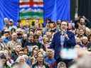 Pierre Poilievre, candidat à la direction du Parti conservateur, prend la parole à Spruce Meadows à Calgary le 12 avril.