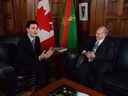 Le premier ministre Justin Trudeau rencontre l'Aga Khan sur la colline du Parlement à Ottawa le 17 mai 2016. 