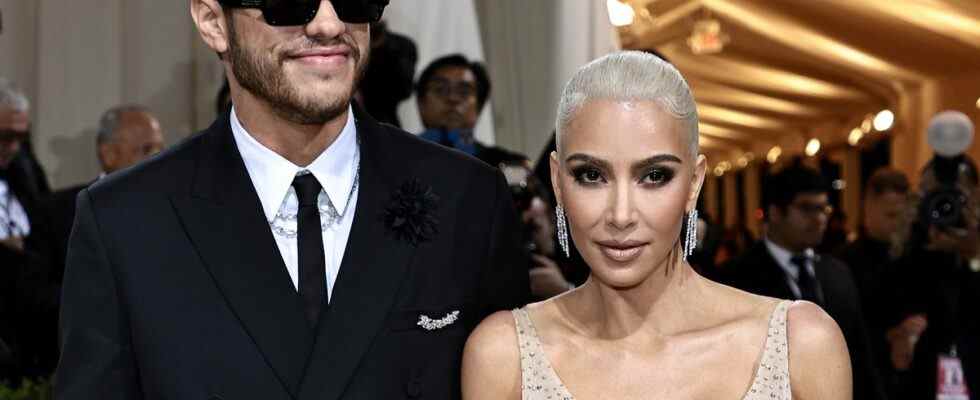 Kim Kardashian a apporté une vieille robe et un nouveau petit ami au gala du Met