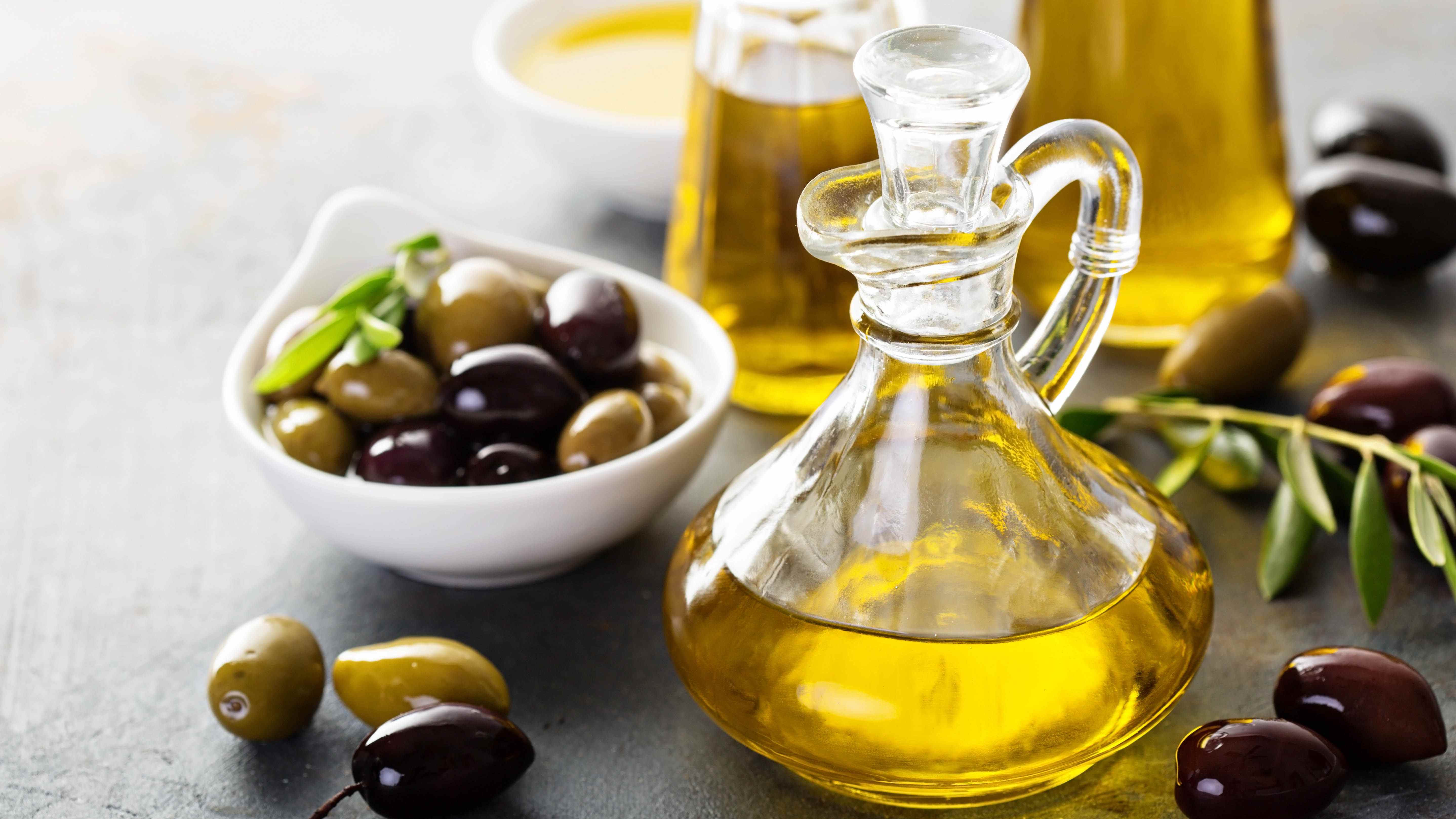 Bouteille d'huile d'olive et d'olives