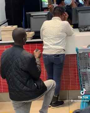 Un homme se met à genoux lors d'une demande en mariage à sa partenaire dans un McDonald's très fréquenté d'Afrique du Sud.