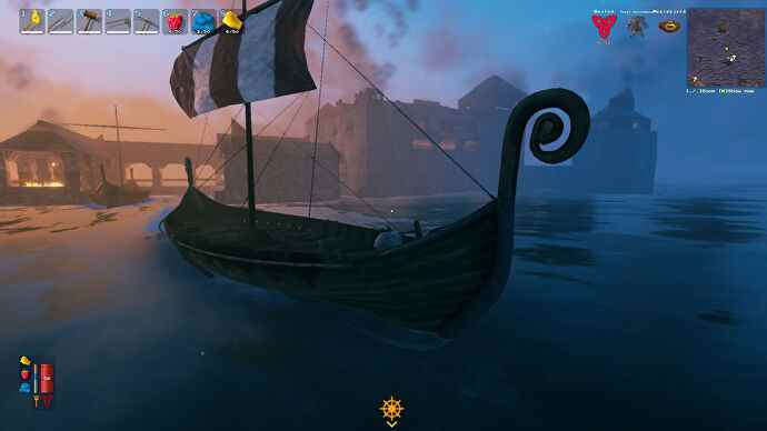 Une capture d'écran de Valheim d'une chaloupe en mer, avec une colonie en arrière-plan.