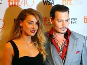 Johnny Depp avec sa femme Amber Heard sur le tapis rouge du film 