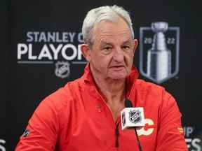 L'entraîneur-chef des Flames de Calgary, Darryl Sutter, s'entretient avec les médias le mercredi 4 mai 2022 après le premier match de l'équipe en séries éliminatoires de la Coupe Stanley.  Les Flames ont remporté le premier match de la série 1-0 contre Dallas mardi soir.
