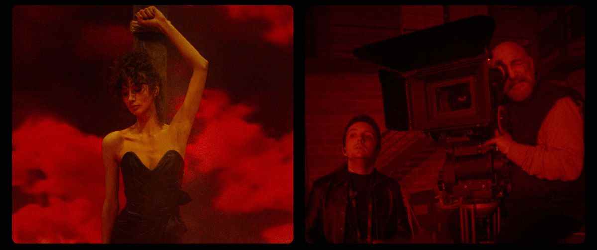 En écran partagé, un modèle attaché à un pieu apparaît à gauche et un homme avec une caméra à droite, tous deux éclairés en rouge