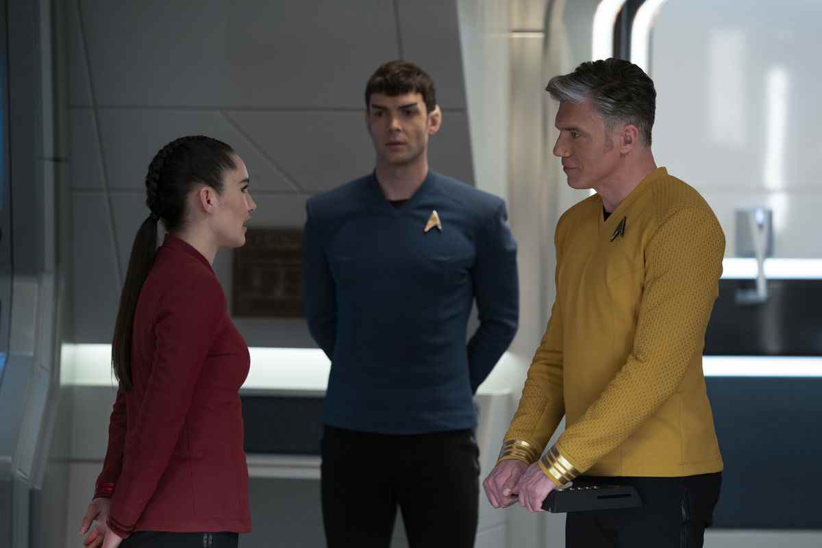 Pike parle à un subordonné pendant que Spock regarde 