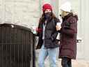 Des femmes portant des masques et portant des tasses à café sur la rue Osborne à Winnipeg le dimanche 17 janvier 2021