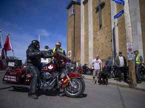 Les motards arrivent au service à l'église des motards de la capitale le dimanche 1er mai 2022. ASHLEY FRASER/Postmedia