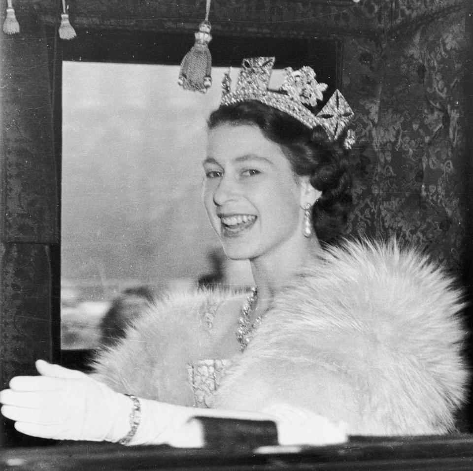 La reine, photographiée lors de sa première ouverture officielle du Parlement en 1952, n'a manqué l'événement annuel que deux fois au cours de son long règne - Central Press/Getty Images