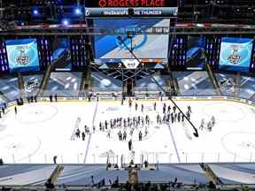 Les Islanders de New York et le Lightning de Tampa Bay se serrent la main après le sixième match de la finale de la Conférence de l'Est des séries éliminatoires de la Coupe Stanley de la LNH 2020 à Rogers Place le 17 septembre 2020.