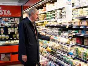 Emmanuel Besnier, directeur général du groupe familial français de produits laitiers Lactalis, examine les produits d'un Whole Foods après avoir visité l'usine de Stonyfield Farm à Londonderry, New Hampshire, le 4 mai 2022.