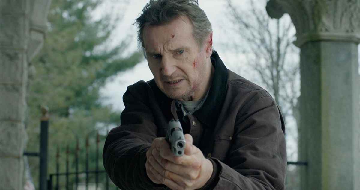 Liam Neeson dans le rôle de Travis Block tenant un pistolet dans Blacklight.