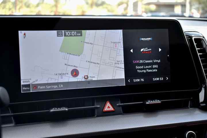 L'écran tactile d'infodivertissement du Kia Sportage hybride 2023.