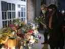 Régis Labeaume, alors maire de Québec, apporte des fleurs lors d'une veillée en l'honneur de Suzanne Clermont, qui a été poignardée à mort le 31 octobre 2020.